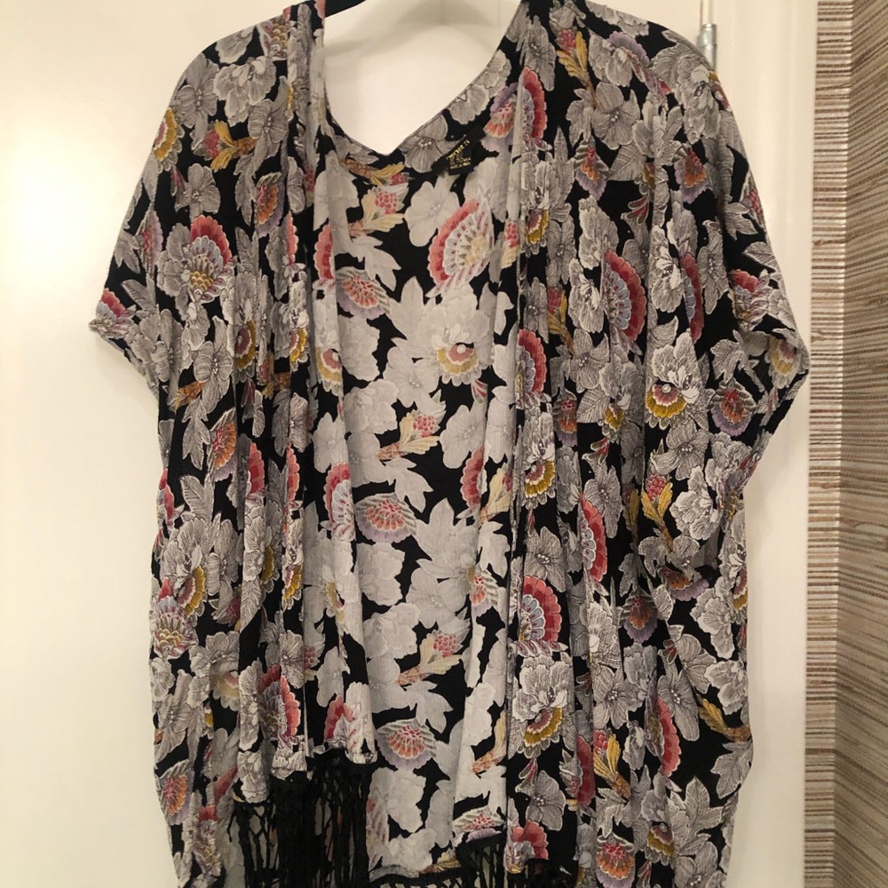 Floral short sleeved shawl